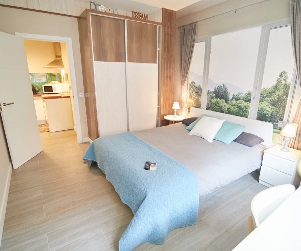 Cama doble en apartamento vacacional en Pedregalejo Málaga