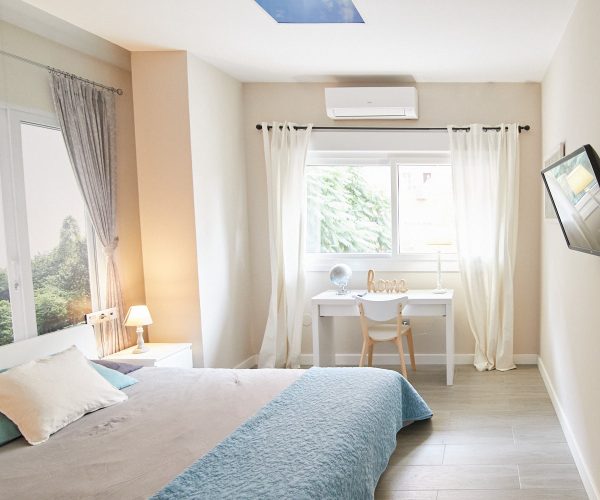 Dormitorio luminoso de apartamento en Pedregalejo