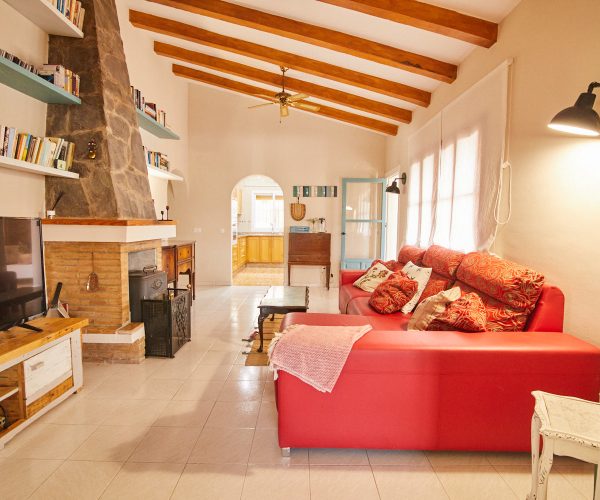 Salón comedor con chimenea en Villa Zarzuela