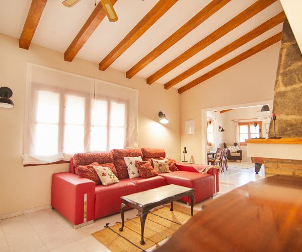 Salón con chimenea de Villa Zarzuela en Torrox