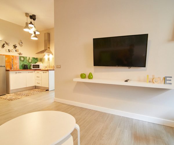 Salón con televisión en apartamento vacacional en Málaga